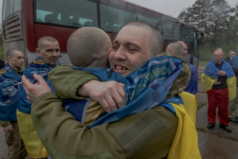 Des prisonniers de guerre ukrainiens libérés après un échange de prisonniers dans un lieu tenu secret de la région de Tchernihiv, le 15 mai 2026 en Ukraine ( AFP / Roman PILIPEY )