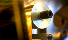 Une bobine de matière sur un site de production Legrand. (Crédit:  / Legrand)