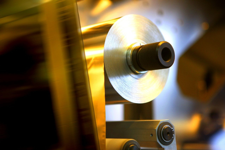 Une bobine de matière sur un site de production Legrand. (crédit photo : Legrand /  )