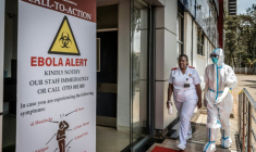 Des infirmières dans une unité d’isolement signalée par un panneau d’alerte Ebola, à l’hôpital de Nairobi, le 7 octobre 2026 au Kenya ( AFP / Luis TATO )
