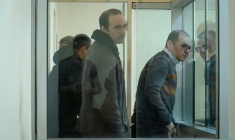 Image tirée d'une vidéo diffusée par l'AFP, montrant le Français Martin Ryan (c) lors d'une audience au tribunal de Bakou, le 6 janvier 2025 en Azerbaïdjan, dans le cadre de son procès pour espionnage ( AFP / AFPTV STRINGER )