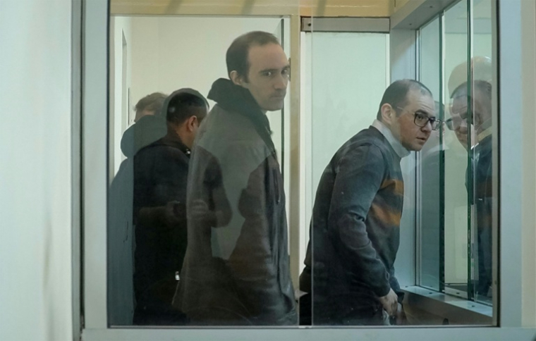Image tirée d'une vidéo diffusée par l'AFP, montrant le Français Martin Ryan (c) lors d'une audience au tribunal de Bakou, le 6 janvier 2025 en Azerbaïdjan, dans le cadre de son procès pour espionnage ( AFP / AFPTV STRINGER )