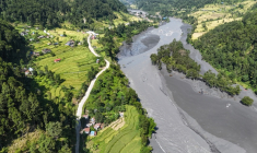 Vue aérienne des eaux boueuses gonflant la rivière Budhi Gandaki qui délimite les districts de Gorkha (G) et Dhading au Népal le 14 octobre 2026 ( AFP / Prakash MATHEMA )