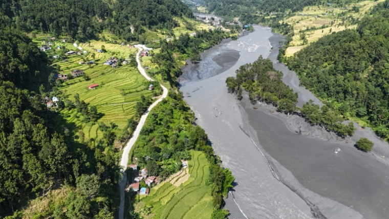 Vue aérienne des eaux boueuses gonflant la rivière Budhi Gandaki qui délimite les districts de Gorkha (G) et Dhading au Népal le 14 octobre 2026 ( AFP / Prakash MATHEMA )