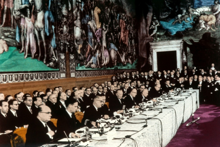 Signature du Traité de Rome. Le 25 mars 1957, au Capitole, à Rome, les ministres des "six" signent les traités instituant la Communauté Economique Européenne (CEE) et la Communauté Européenne de l'Energie atomique (EURATOM) ( CCE / - )