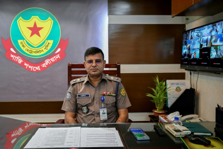 Le porte-parole de la police municipale de Dacca, N.M. Nasiruddin, le 14 mai 2026 dans son bureau de la capitale bangladaise ( AFP / Munir UZ ZAMAN )