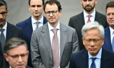 Le patron d'Anthropic Dario Amodei (au centre) à la Maison Blanche, à Washington, le 29 septembre 2026 ( AFP / Kent NISHIMURA )