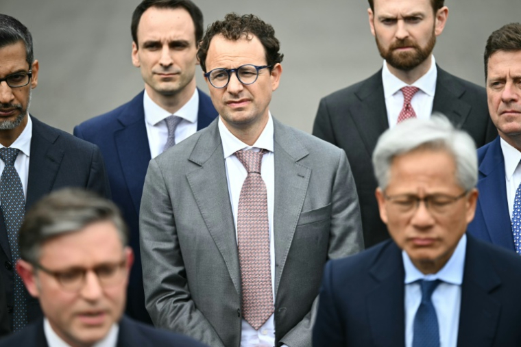Le patron d'Anthropic Dario Amodei (au centre) à la Maison Blanche, à Washington, le 29 septembre 2026 ( AFP / Kent NISHIMURA )