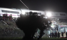 Accident ferroviaire en Espagne: les secours déblaient les lieux de nuit