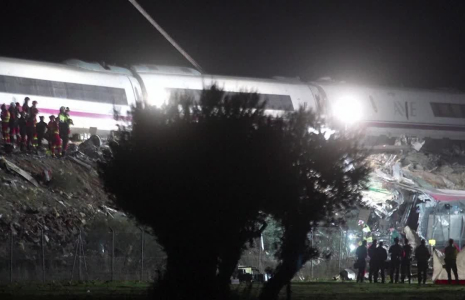 Accident ferroviaire en Espagne: les secours déblaient les lieux de nuit