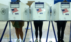 Des électeurs votent par anticipation pour l'élection municipale de New York, dans un bureau de vote de Manhattan, le 27 octobre 2025 ( AFP / CHARLY TRIBALLEAU )