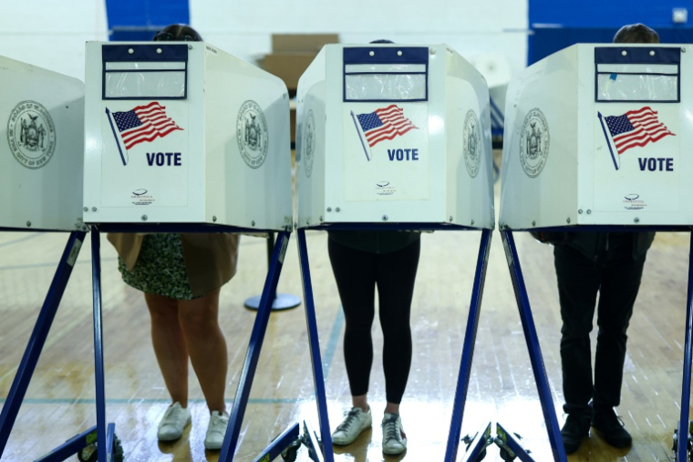 Des électeurs votent par anticipation pour l'élection municipale de New York, dans un bureau de vote de Manhattan, le 27 octobre 2025 ( AFP / CHARLY TRIBALLEAU )