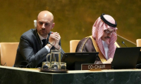Le ministre français des Affaires étrangères Jean-Noël Barrot (G) et son homologue saoudien Fayçal ben Farhane (D), coprésidents d'une conférence sur la solution à deux Etats, israélien et palestinien, au siège de l'ONU, à New York, le 28 juillet 2025 ( AFP / TIMOTHY A. CLARY )