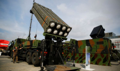 Des soldats présentent un système anti-missile SAMP/T de Thales lors d'un salon militaire international