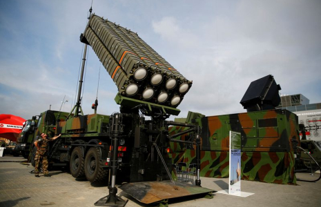 Des soldats présentent un système anti-missile SAMP/T de Thales lors d'un salon militaire international