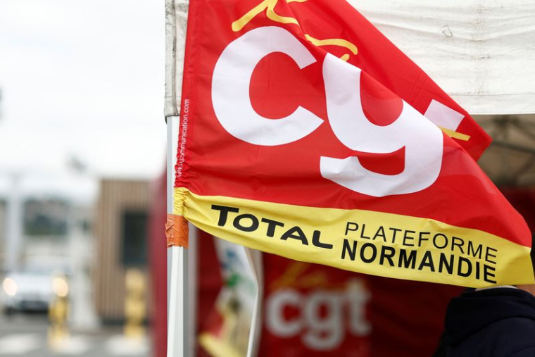 Un drapeau du syndicat CGT est vu devant la raffinerie de pétrole TotalEnergies à Gonfreville-l'Orcher