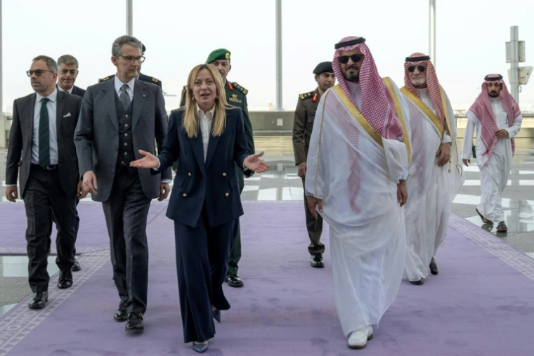 Photo diffusée par l'Agence de presse saoudienne (SPA) montrant le prince Saoud ben Mishal ben Abdelaziz, vice-gouverneur de La Mecque, accueillant la Première ministre italienne Giorgia Meloni à l'aéroport international de Djeddah lors de sa visite d'État en Arabie saoudite, le 3 avril 2026 ( SPA / Ahmed NURELDINE )