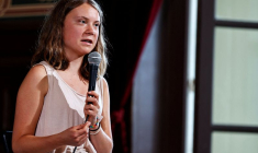 La jeune militante suédoise Greta Thunberg s'exprime lors d'un débat en marge du Sommet pour un nouveau pacte financier mondial à Paris