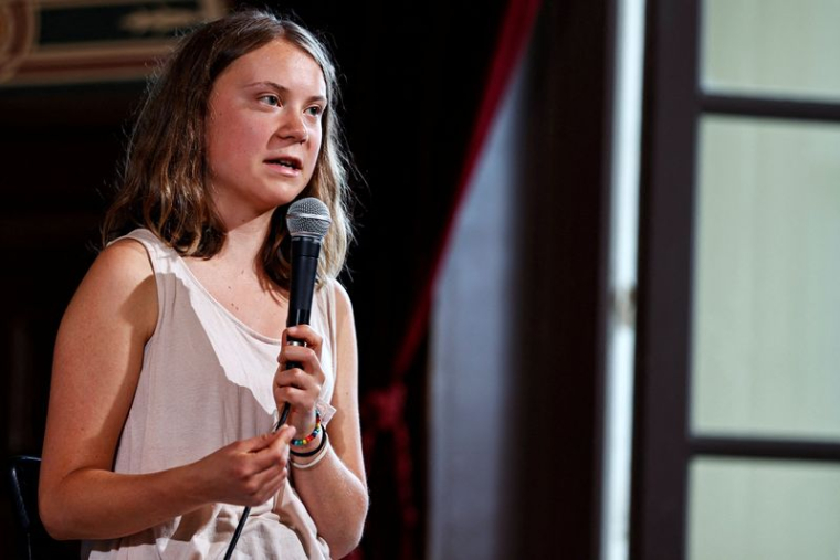 La jeune militante suédoise Greta Thunberg s'exprime lors d'un débat en marge du Sommet pour un nouveau pacte financier mondial à Paris