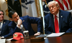 Le président américain Donald Trump avec à sa droite son chef de la diplomatie, Marco Rubio, lors d'un conseil des ministres à la Maison Blanche, à Washington, le 27 mai 2026 ( AFP / Kent NISHIMURA )