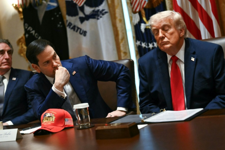 Le président américain Donald Trump avec à sa droite son chef de la diplomatie, Marco Rubio, lors d'un conseil des ministres à la Maison Blanche, à Washington, le 27 mai 2026 ( AFP / Kent NISHIMURA )