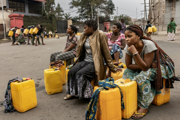 Des habitants attendent pour pouvoir remplir d'eau leurs jerrycans le 29 janvier 2025 à Goma, en RDC ( AFP / - )