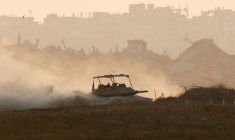 Un char israélien manœuvre à Gaza