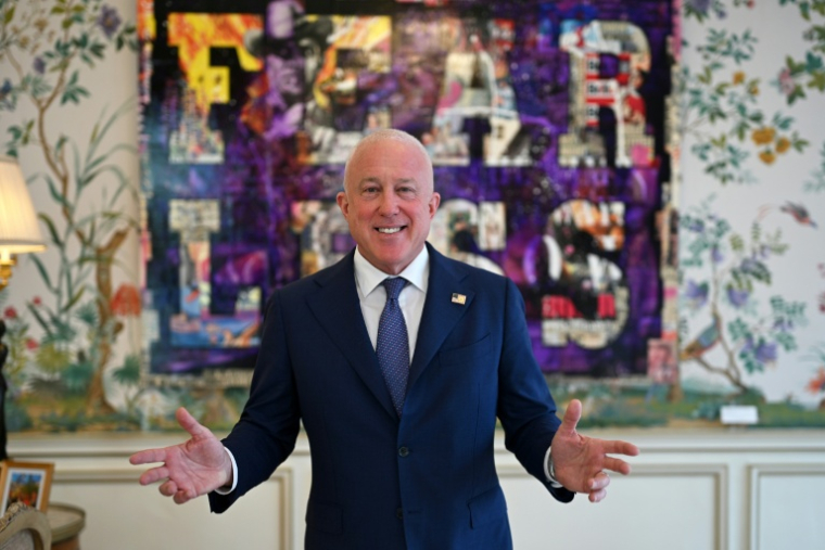 Bill White, ambassadeur des Etats-Unis en Belgique, lors d'une interview, le 17 avril 2026 à Bruxelles ( AFP / Nicolas TUCAT )