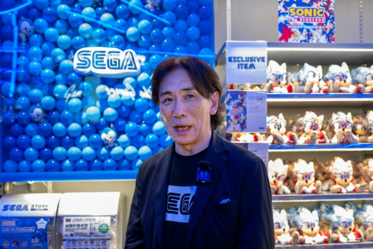 Le président de Sega Shuji Utsumi s'entretient avec l'AFP lors de la cérémonie d'ouverture de son premier magasin japonais à Tokyo, le 16 juillet 2025 ( AFP / Kazuhiro NOGI )