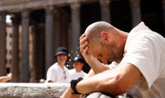Un ressortissant canadien se rafraîchit à une fontaine près du Panthéon, à Rome, en Italie