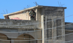 Un membre des forces de sécurité syriennes dans la ville de Soueida, le 16 juillet 2025 ( AFP / Bakr ALKASEM )