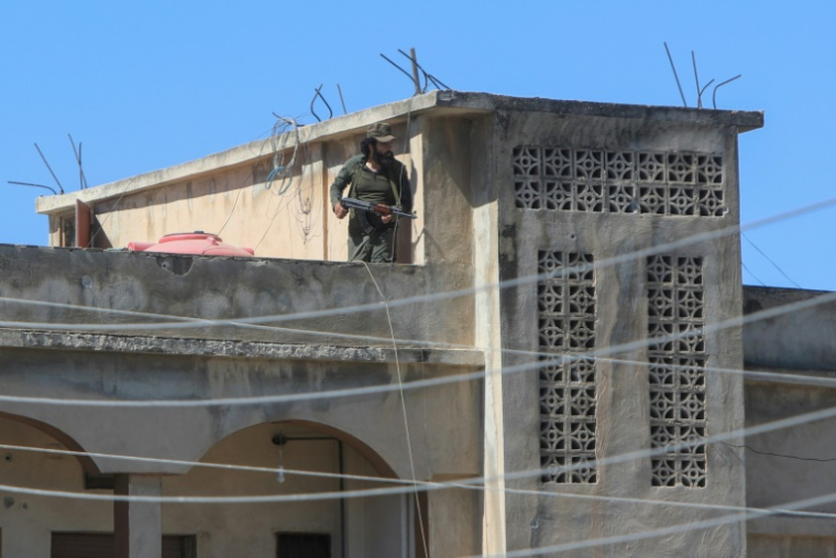 Un membre des forces de sécurité syriennes dans la ville de Soueida, le 16 juillet 2025 ( AFP / Bakr ALKASEM )