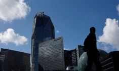 Une personne regarde les gratte-ciel du quartier financier et d'affaires de La Défense