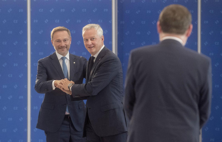 Les ministres français et allemand des Finances Bruno Le Maire et Christian Lindner le 9 septembre 2022 à Prague. ( AFP / MICHAL CIZEK )