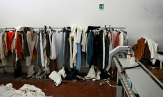 Une "guerre du cintre" fait rage dans cette ville située au nord de Florence, qui transforme le plus grand centre de fabrication de vêtements d'Europe, pilier du Made in Italy, en terrain de conflit entre groupes mafieux chinois rivaux ( AFP / Stefano RELLANDINI )