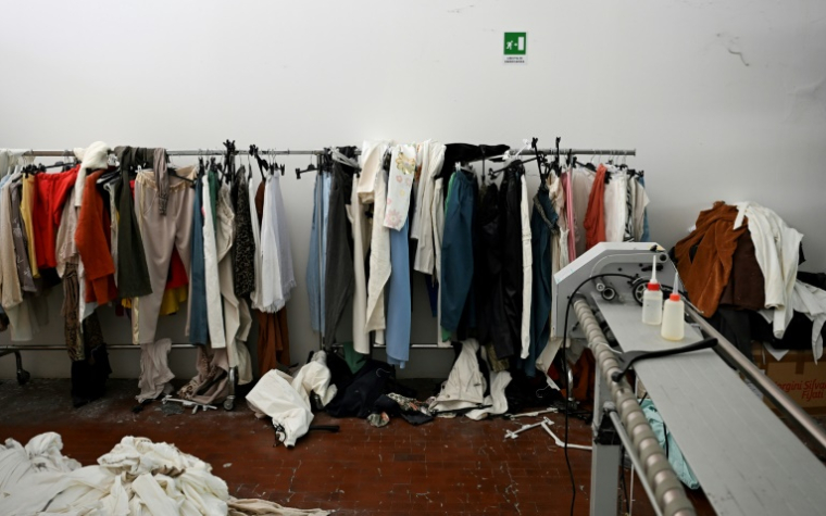 Une "guerre du cintre" fait rage dans cette ville située au nord de Florence, qui transforme le plus grand centre de fabrication de vêtements d'Europe, pilier du Made in Italy, en terrain de conflit entre groupes mafieux chinois rivaux ( AFP / Stefano RELLANDINI )