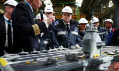 Le président français Emmanuel Macron lors de la présentation du futur porte-avions "France Libre" le 18 mars 2026 à Indre, dans l'ouest de la France ( POOL / Gonzalo Fuentes )