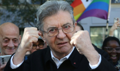Le leader de la France insoumise Jean-Luc Melenchon dans le cortège de la Marche des fiertés pour la défense des droits des personnes LGBT+, le 3 octobre 2026 à Paris ( AFP / Kenzo TRIBOUILLARD )