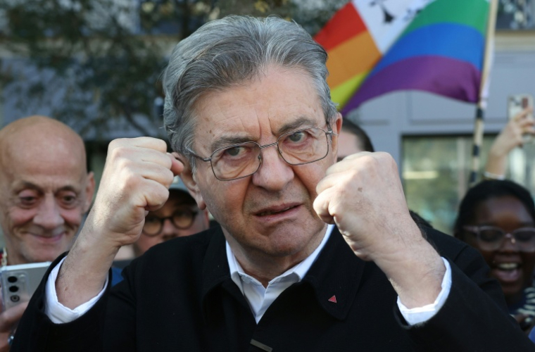 Le leader de la France insoumise Jean-Luc Melenchon dans le cortège de la Marche des fiertés pour la défense des droits des personnes LGBT+, le 3 octobre 2026 à Paris ( AFP / Kenzo TRIBOUILLARD )