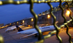 Des avions de la compagnie aérienne allemande Lufthansa sont garés à l'aéroport de Francfort