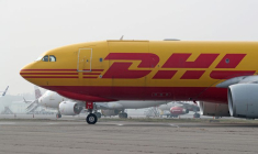 Une vue montre un avion DHL à l'aéroport d'Almaty