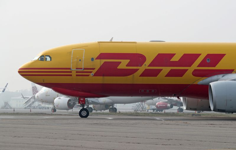 Une vue montre un avion DHL à l'aéroport d'Almaty