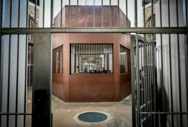 Un gardien à la prison de la Santé à Paris, le 12 avril 2019  ( AFP / STEPHANE DE SAKUTIN )