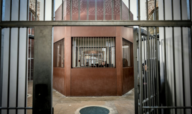 Un gardien à la prison de la Santé à Paris, le 12 avril 2019  ( AFP / STEPHANE DE SAKUTIN )