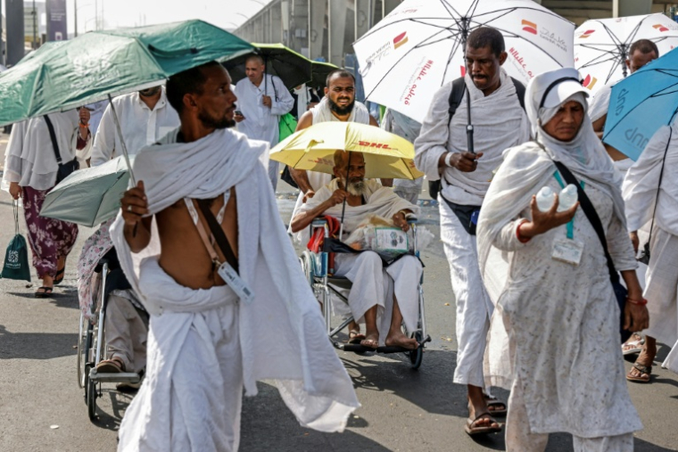 Des pèlerins musulmans rentrent chez eux après avoir accompli le rituel de la lapidation de Satan lors du pèlerinage du Hajj à Mina, le 27 mai 2026 en Arabie saoudite ( AFP / Zain JAAFAR )