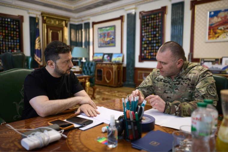 Photo publiée par le service de presse de la présidence ukrainienne, le 1er juin 2025, du président ukrainien Volodymyr Zelensky (g) rencontrant le chef des services de sécurité ukrainiens Vassyl Mayuk à Kiev ( Service de presse de la présidence ukrainienne / Handout )