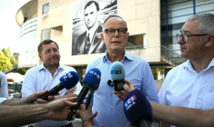 Édouard Philippe (c), président du parti de droite Horizons, maire du Havre et candidat à la présidentielle de 2027, s'adresse à la presse lors d'une visite au stade Auguste-Bonal du FC Sochaux, sur la commune de Montbéliard, le 8 juillet 2026 dans le Doubs ( AFP / SEBASTIEN BOZON )