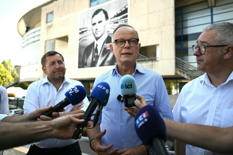Édouard Philippe (c), président du parti de droite Horizons, maire du Havre et candidat à la présidentielle de 2027, s'adresse à la presse lors d'une visite au stade Auguste-Bonal du FC Sochaux, sur la commune de Montbéliard, le 8 juillet 2026 dans le Doubs ( AFP / SEBASTIEN BOZON )
