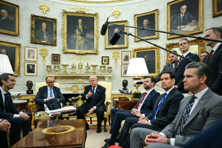 Le président américain Donald Trump (d) reçoit le chancelier allemand Friedrich Merz dans le Bureau ovale de la Maison Blanche, le 3 mars 2026 à Washington ( AFP / ANDREW CABALLERO-REYNOLDS )