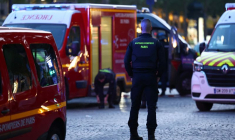 Le personnel d'urgence travaille sur l'avenue des Champs Elysées après un incident de sécurité rapporté par les médias locaux, à Paris, France.